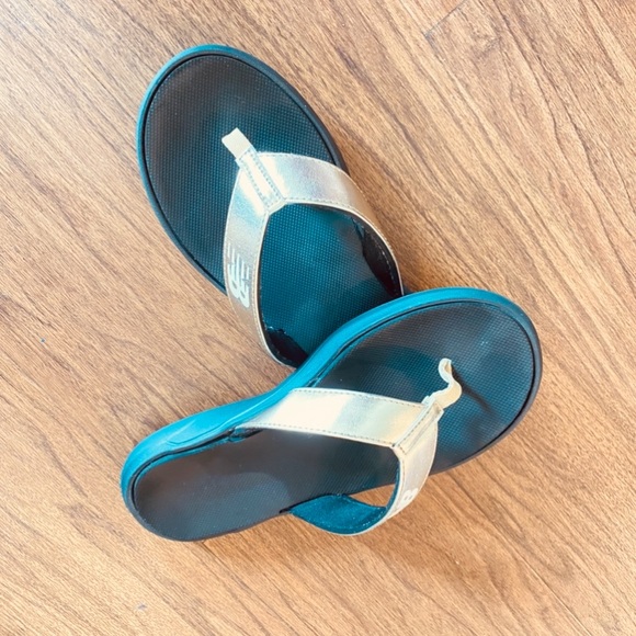 New Balance Black and Gold Sandals for Casual Comfort - Picture 1 of 4